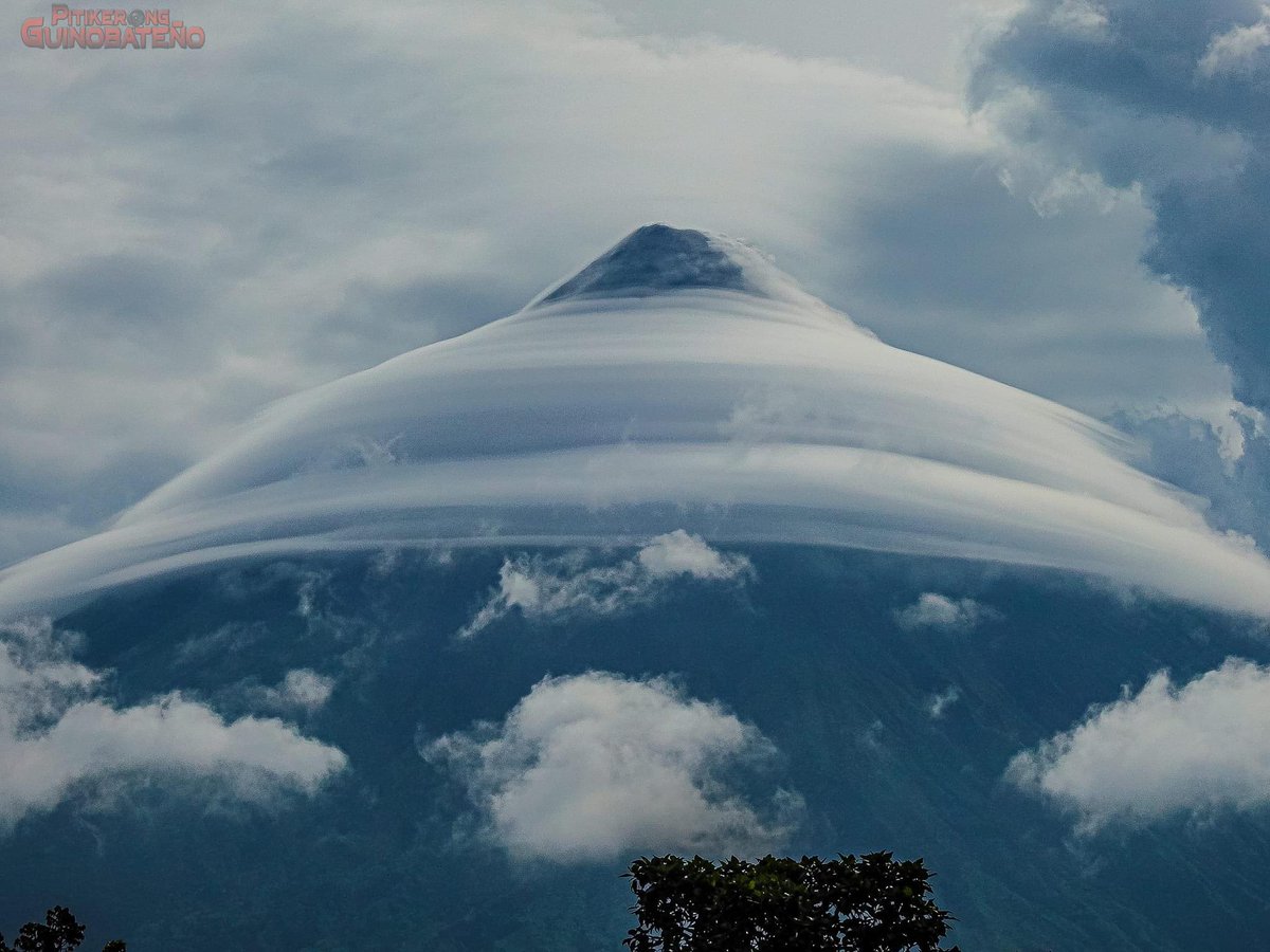 manilabulletin's tweet photo. MAYON VOLCANO COVERED WITH CLOUDS ☁️🌋

LOOK: A photographer shares a mesmerizing photo of Mayon Volcano covered with stunning cloud formation around the majestic volcano as seen from Albay Provincial Sports Complex. 

📸Djorhiz Ruel Bartolome/Facebook https://t.co/yNpopvdcTG