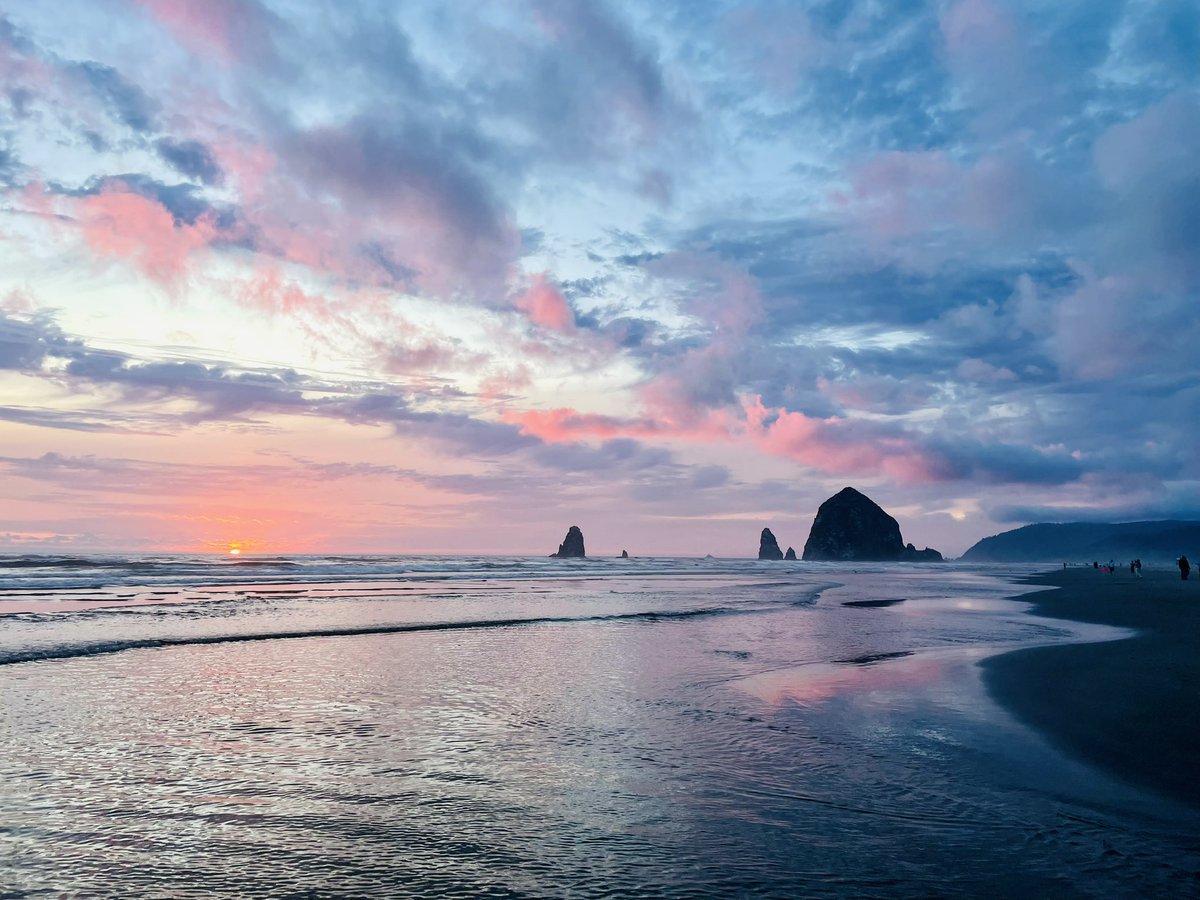ACHenton's tweet image. A week of movement AND rest. Necessary recharge. ❤️ #cannonbeach #haystackrock