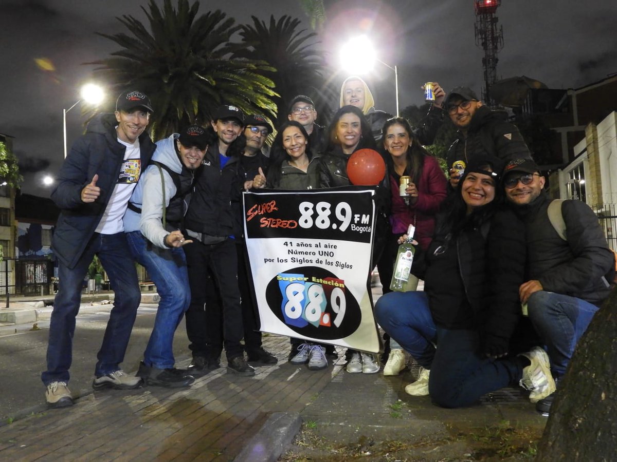 ClaudiaFonca's tweet photo. @rayoenorbita @OscarDLeon @rayoenorbita el homenaje tan lindo que le hizo @rubenblades  a @HectorLavoeRey , @OscarDLeon   y todos los artistas impecables en su puesta en escena. Este fin de semana concierto de conciertos y viva la salsa ya hacen parte de mis inolvidables conciertos. Abrazo! https://t.co/XqpZXbDxm9