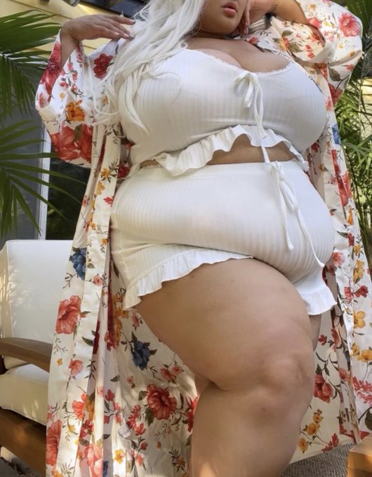 just a goddess in her garden https://t.co/JqulS3r42k