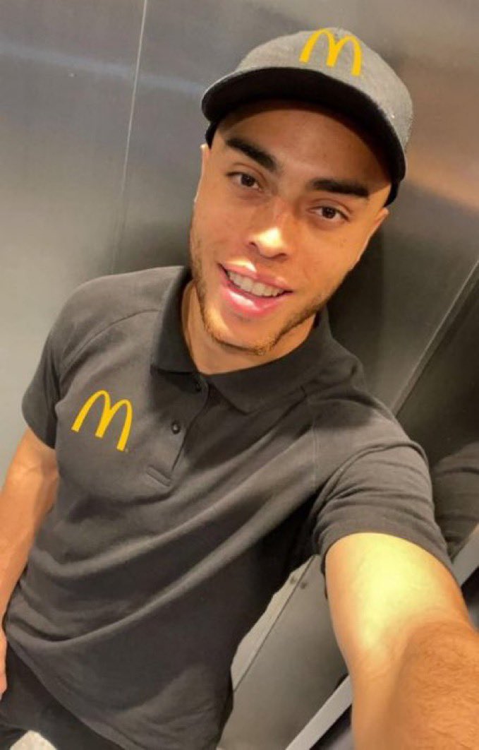 bli1n's tweet photo. @Alejandrolpzzz Una Mc pollo porfavor https://t.co/LKh94edH00