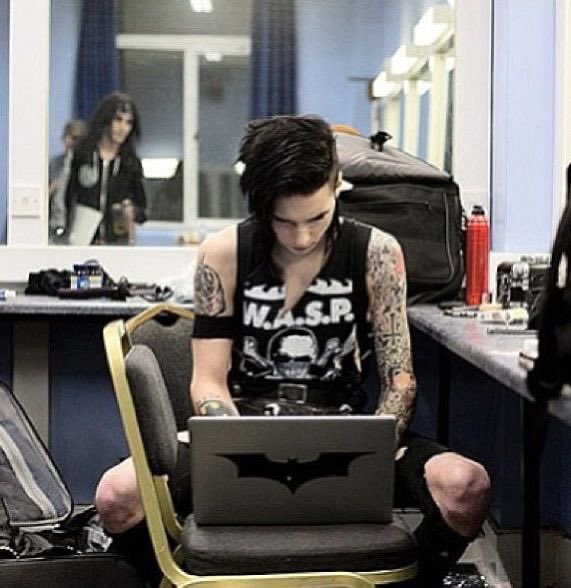 deerteef's tweet photo. andy biersack on his laptop :3 https://t.co/XolEWLrHcP