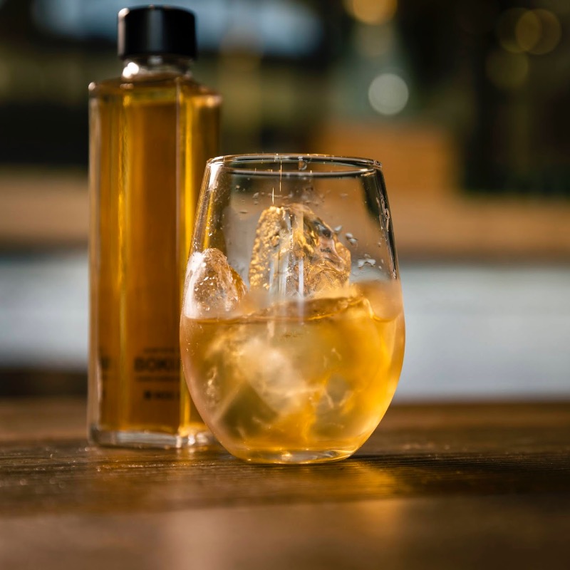 FERMENT_8's tweet photo. 樹木香る日本酒「BOKKA」

和製ウイスキーを目指した日本酒の新しい挑戦。
純米大吟醸の日本酒をベースに、特殊な製法で燻し、森の様々な樹木の勲香を溶け込ませたフレーバー日本酒です。

森を想う、酒造り文化

飲む森林浴を贈る。
BOKKAギフトBOXを発売開始しました。
https://t.co/DmBFSeFX8l https://t.co/9nE997dj5r