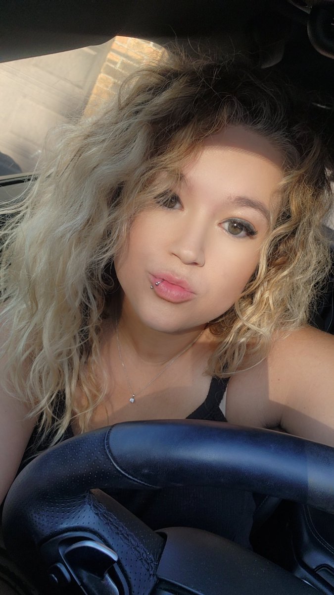 jessemae0803's tweet photo. Also.... my sandal broke today 😢 so bummed... they were SO cute $restingNURSEface #findom #princess #fml #blonde #jessemae #sadface #wallets #paypigs #jessegirl https://t.co/c3Bfywok8A