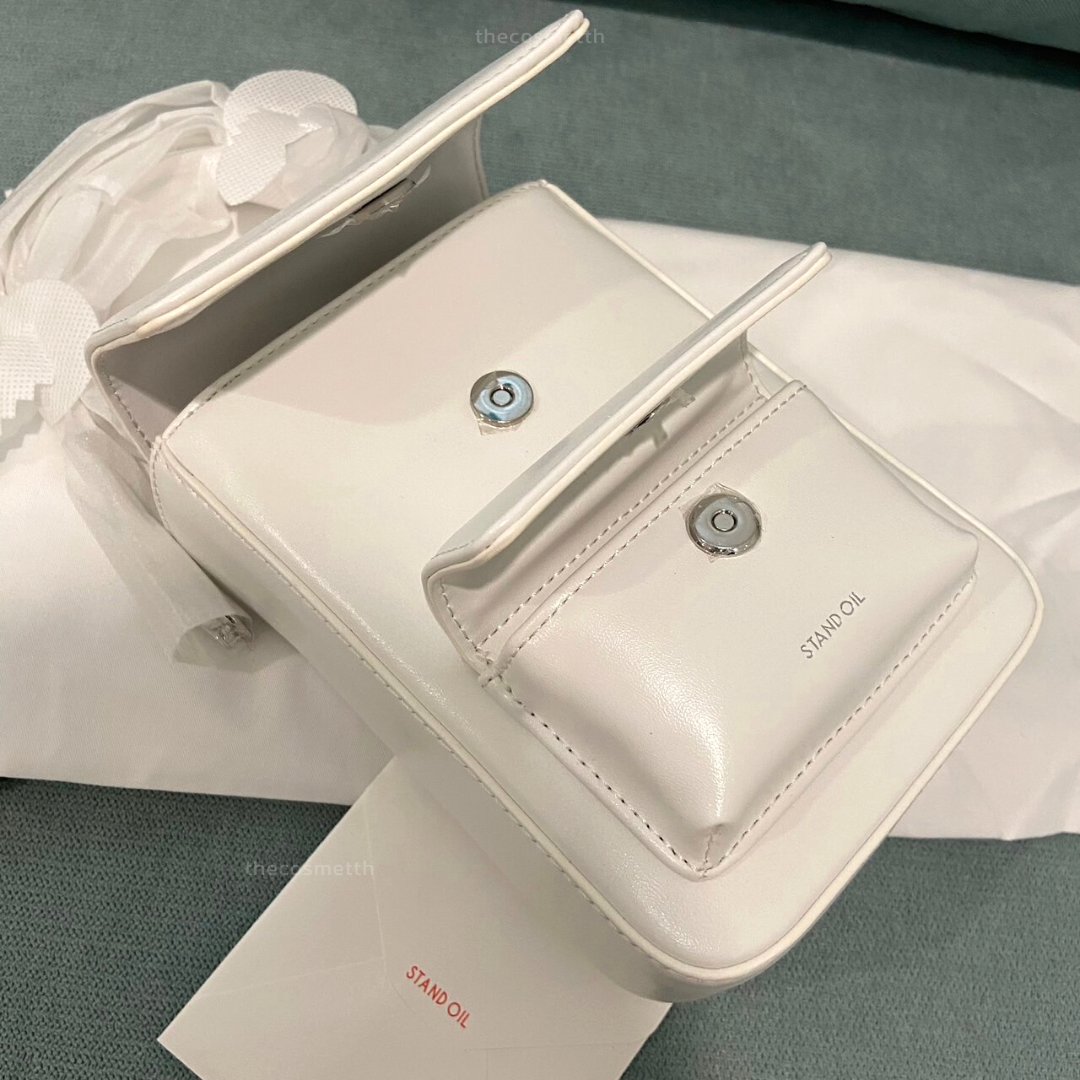 TheCosmetTH's tweet photo. 📌#พร้อมส่ง ค่าส่งฟรี    
stand oil chubby cross bag มีถุง มีสาย มีการ์ดให้ครบ      

#standoil   
— white     

ราคาเพียง 2,990.-        

#ใช้ดีบอกต่อ #กระเป๋าstandoil #กระเป๋าเกาหลี #กระเป๋า #HowtoPerfect #cosmetอยากขาย https://t.co/2BjqfUlF1w
