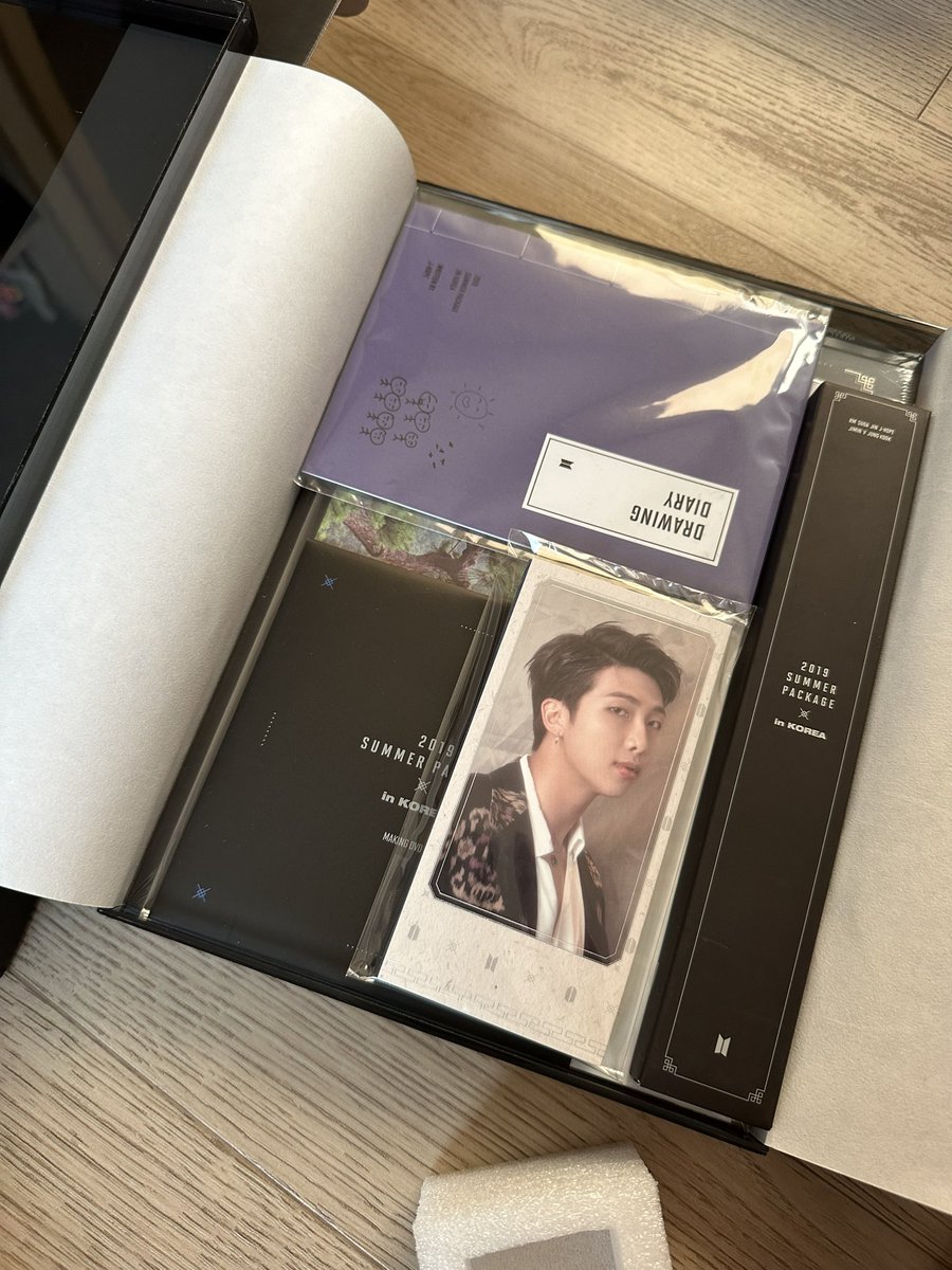 Transaction007's tweet photo. 방탄 2019 썸머패키지 양도합니다
겉상자 파인 흔적 ⭕️나머지는 하자❌ 풀박
드로잉 호석
방탄 아미 bts photocard 럽셀콘 뉴욕 유럽 남준 석진 윤기 호석 지민 태형 정국 위버스 윙즈 dvd 럭드 교환 2015 화양연화 온 스테이지 화온스 DVD 디비디 2017 2018 2019 2020 memories 공식 윙파콘 윙즈 https://t.co/ioDhYh3LEQ