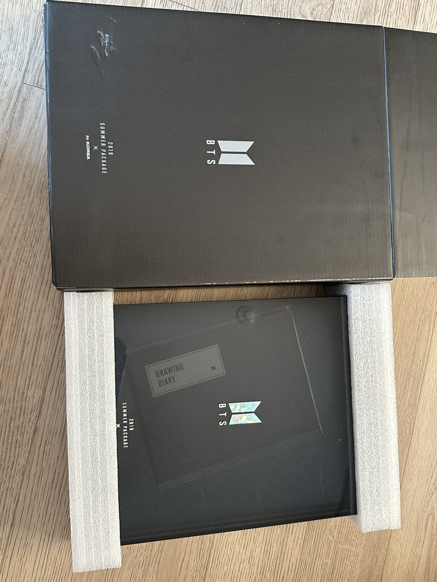 Transaction007's tweet photo. 방탄 2019 썸머패키지 양도합니다
겉상자 파인 흔적 ⭕️나머지는 하자❌ 풀박
드로잉 호석
방탄 아미 bts photocard 럽셀콘 뉴욕 유럽 남준 석진 윤기 호석 지민 태형 정국 위버스 윙즈 dvd 럭드 교환 2015 화양연화 온 스테이지 화온스 DVD 디비디 2017 2018 2019 2020 memories 공식 윙파콘 윙즈 https://t.co/ioDhYh3LEQ