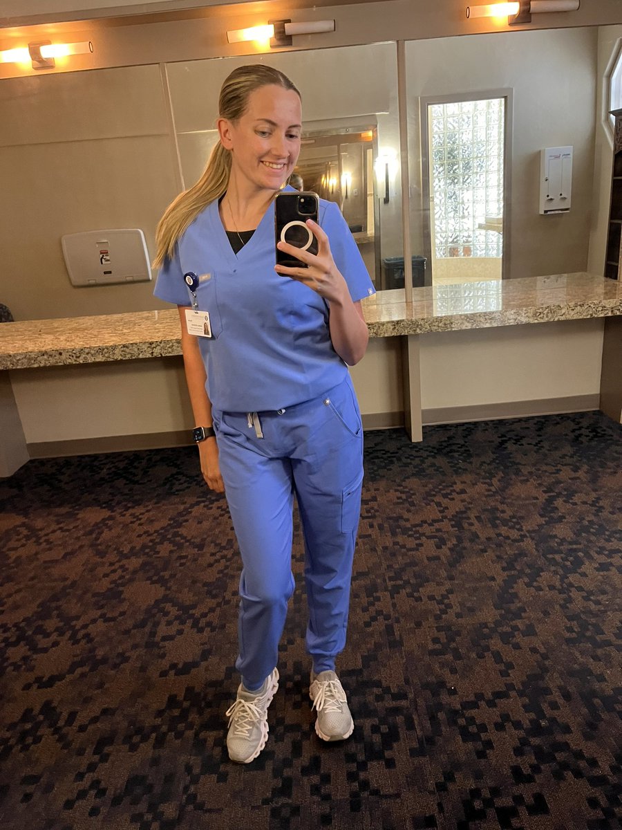 Jess_GoWithIt_'s tweet photo. Just out here literally living my dream 💛 here’s to the next 3 years of PA school! https://t.co/3lRkoMvFpA