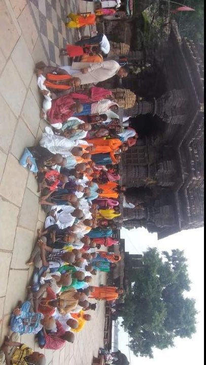 pawankasera251's tweet photo. "सैलाना" {अडवानिया(शिवोदय धाम)} के संत श्री श्री 1008 आनंदगिरि जी महाराज और "नेमावर" के संत श्री रामस्वरूपदास जी शास्त्री के सानिध्य में देवास जिले के 35 परिवारों के  190 सदस्यों ने सनातन धर्म में घर वापसी करी।
मां नर्मदा के तट पर पवित्र स्नान कर हिंदू रीति रिवाज से घर वापसी की🚩 https://t.co/WkDN7zSB1N