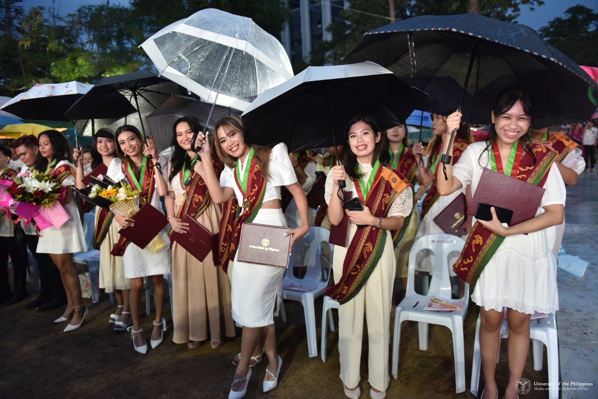 upsystem's tweet photo. LOOK: A standing ovation from the @UPCebuOfficial Class of 2023 greeted Atty. @lenirobredo, as she walked in during the processional that opened the 84th graduation ceremonies.

More photos here: https://t.co/gjpS7nR9kj https://t.co/PbgKW64hrB