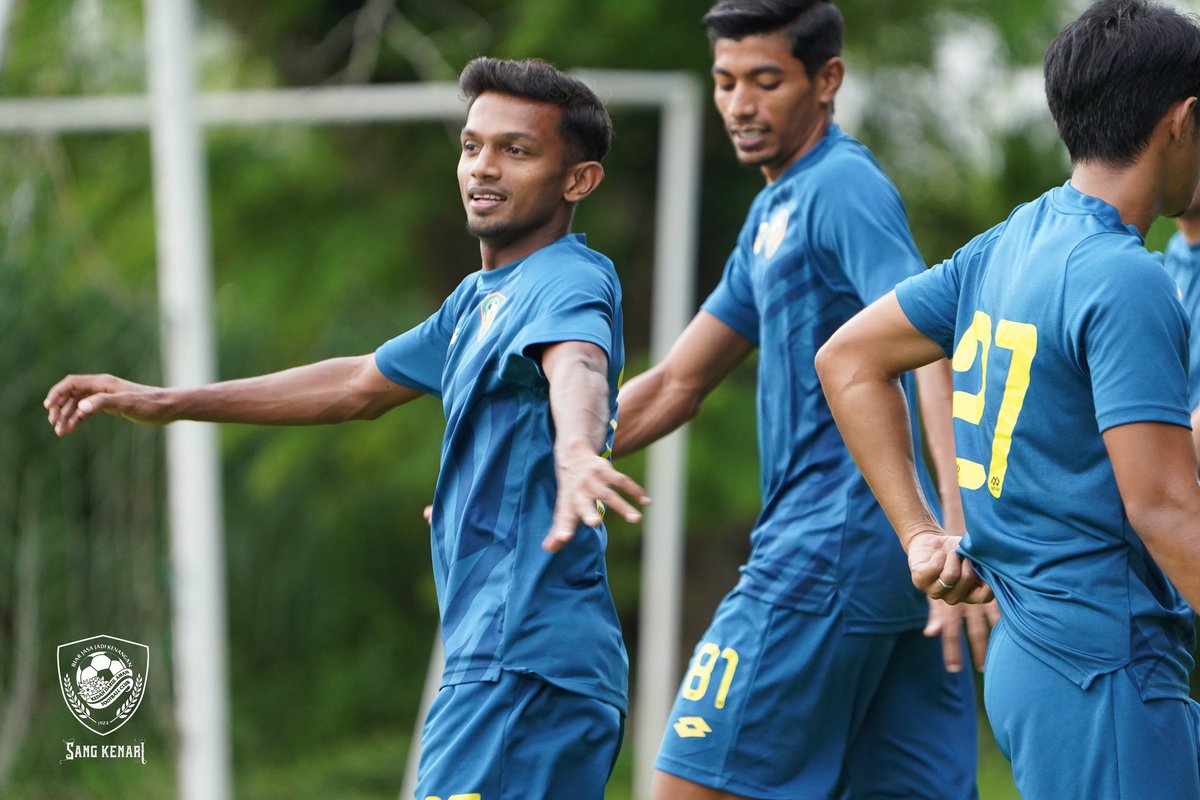 kda_fc's tweet photo. Sesi latihan terakhir di Alor Setar, sebelum Sang Kenari bertolak ke Ipoh petang ini.

#KDAFC #PulunKedahPulun #SangKenari #BiarJasaJadiKenangan #2023season #membinaimpianmengupayalegasi #PialaMalaysia2023 #R16 #PRKKDA https://t.co/hLS0BfmY20