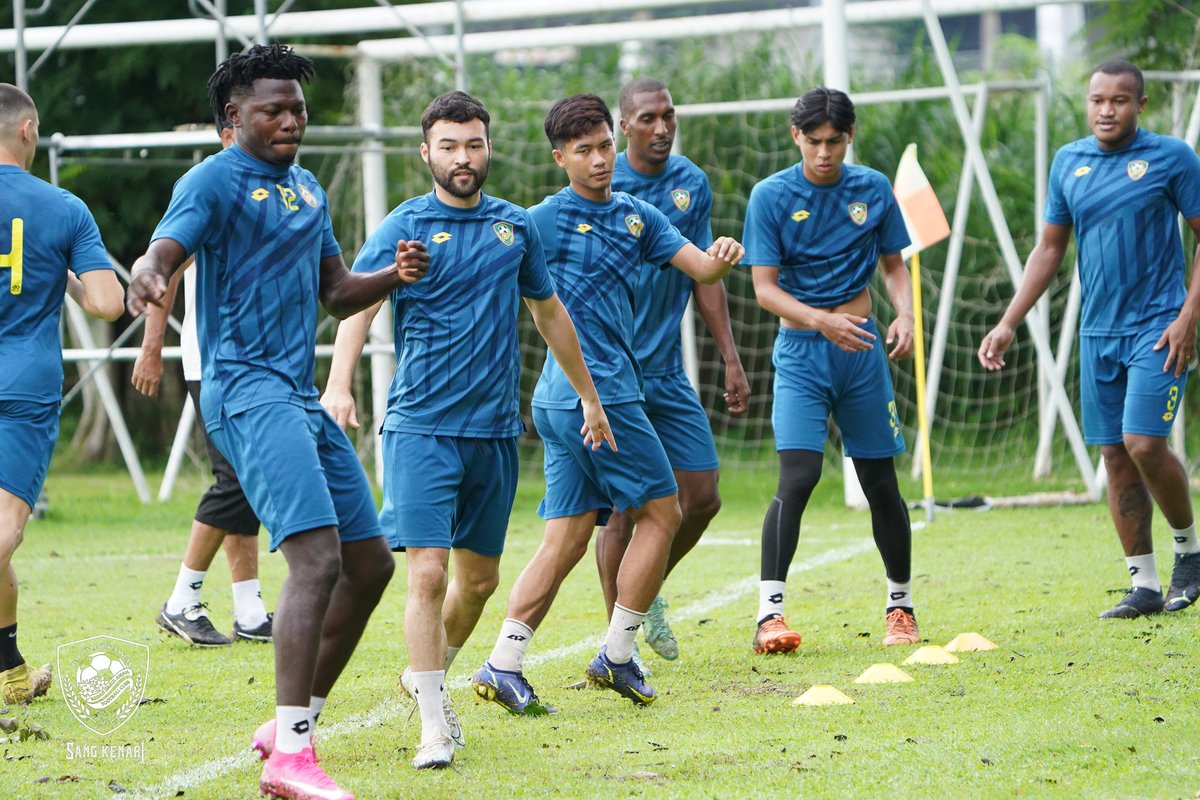 kda_fc's tweet photo. Sesi latihan terakhir di Alor Setar, sebelum Sang Kenari bertolak ke Ipoh petang ini.

#KDAFC #PulunKedahPulun #SangKenari #BiarJasaJadiKenangan #2023season #membinaimpianmengupayalegasi #PialaMalaysia2023 #R16 #PRKKDA https://t.co/hLS0BfmY20