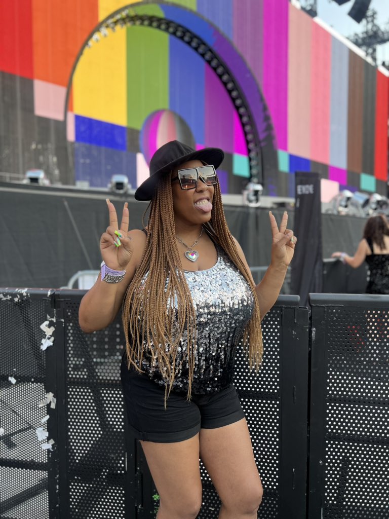 SheKnowsSports's tweet photo. Itโs Bey Day!!!!! Floor Seats babyโฆ This is how Iโm kicking off my bday month! letโs goooooooo #renaissanceworldtour #beyonce #BdayPresent https://t.co/oE0QSxYZUv