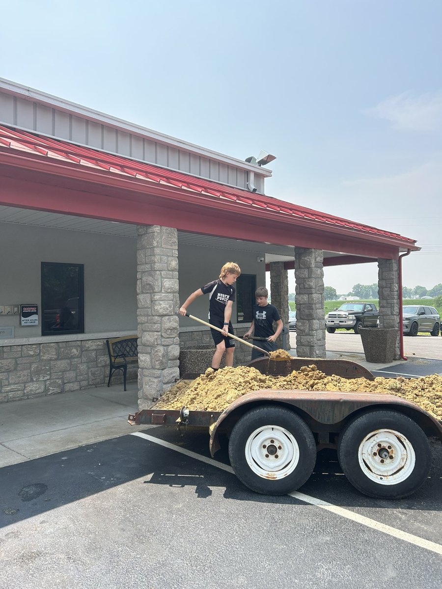 BartonAutoSvcs's tweet photo. It’s August &amp; that means school is starting! We greatly appreciate the hard work &amp; laughter the younger crew brings to the shop during the summer months. Join us in wishing them a great school year! 🎉 https://t.co/5mXo2NLJXT
