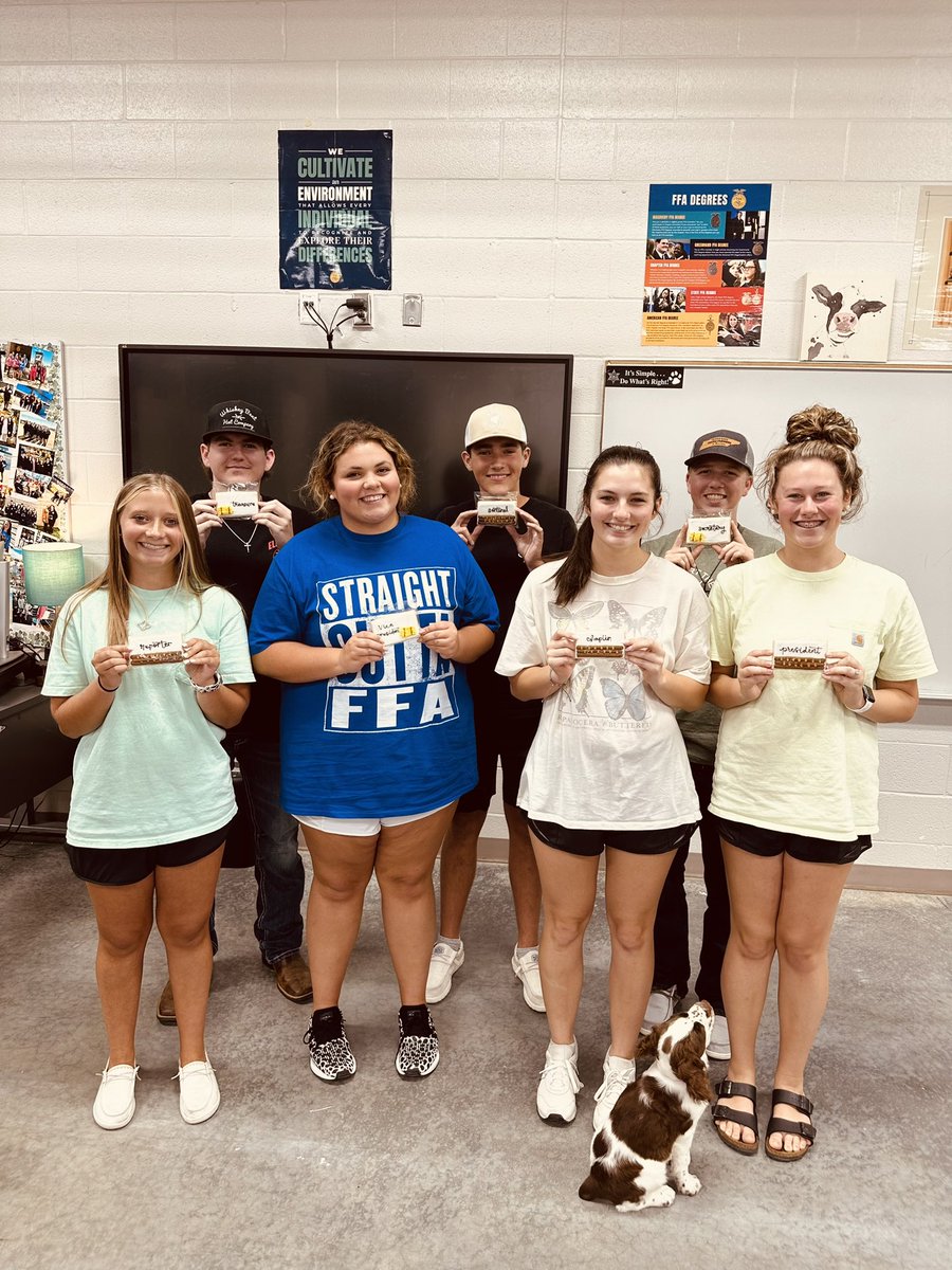 Rockvale_FFA's tweet photo. First officer meeting of the school year. I’m so excited to see where these kiddos lead our chapter this year. They are all hardworking and ready to get the year started! 💙 https://t.co/grst9w9HQw