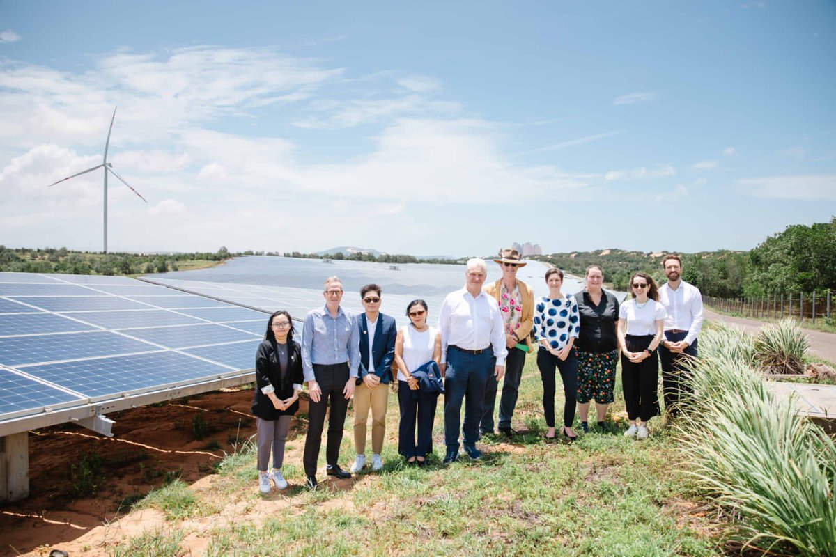 EmilyHamblinUK's tweet photo. In Binh Thuan province with Minister @grahamstuart seeing the important role solar and wind are already playing in 🇻🇳 and the huge potential to go further, and discussing with Party Chief &amp; Chairman how 🇬🇧 investment and expertise can continue to support the energy transition https://t.co/4b8jz1JCvE