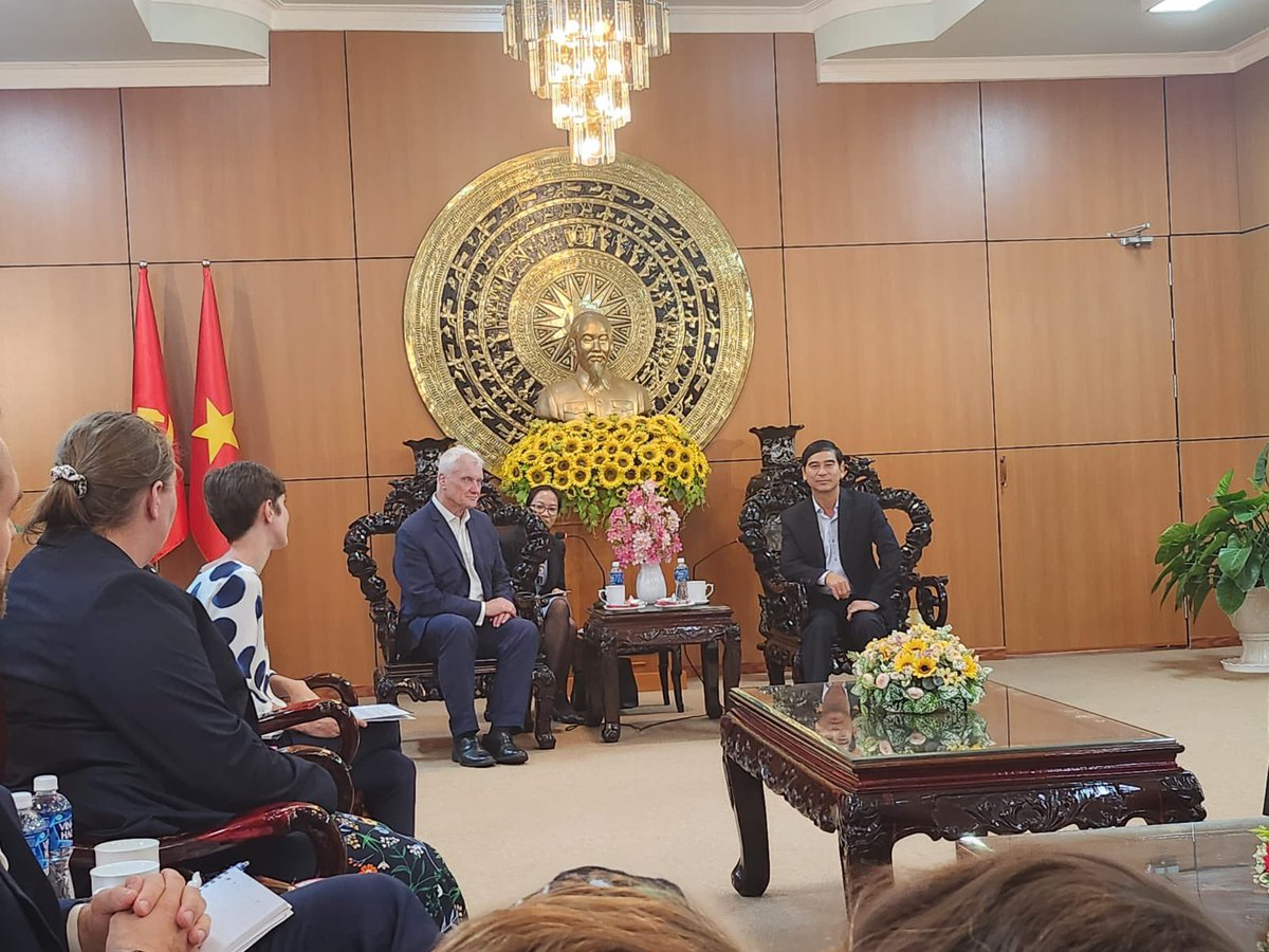 EmilyHamblinUK's tweet photo. In Binh Thuan province with Minister @grahamstuart seeing the important role solar and wind are already playing in 🇻🇳 and the huge potential to go further, and discussing with Party Chief &amp; Chairman how 🇬🇧 investment and expertise can continue to support the energy transition https://t.co/4b8jz1JCvE