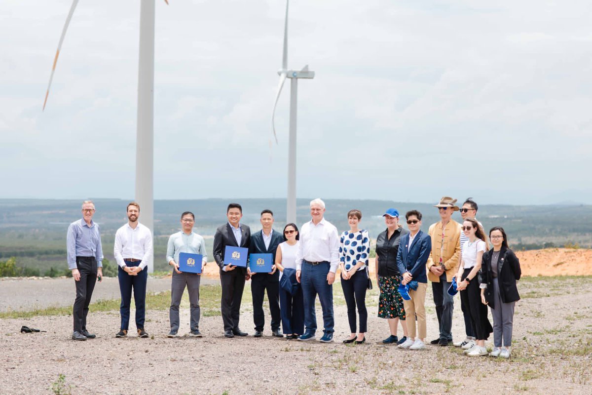 EmilyHamblinUK's tweet photo. In Binh Thuan province with Minister @grahamstuart seeing the important role solar and wind are already playing in 🇻🇳 and the huge potential to go further, and discussing with Party Chief &amp; Chairman how 🇬🇧 investment and expertise can continue to support the energy transition https://t.co/4b8jz1JCvE