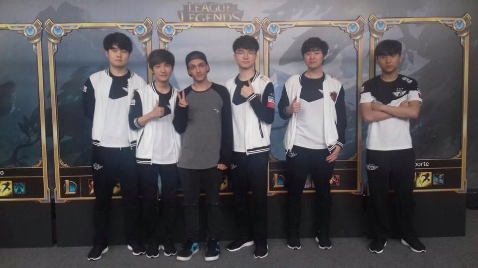 nnkcip's tweet photo. 2 mvps na conta do homi essa semana, fora o baile, PICKNN FLUXO TRABALHANDO 😎

Sim além de trabalhador nosso carequinha é humilde e tira foto com os fãs, esse ai do meio pediu até umas dicas https://t.co/5O34moSi2i