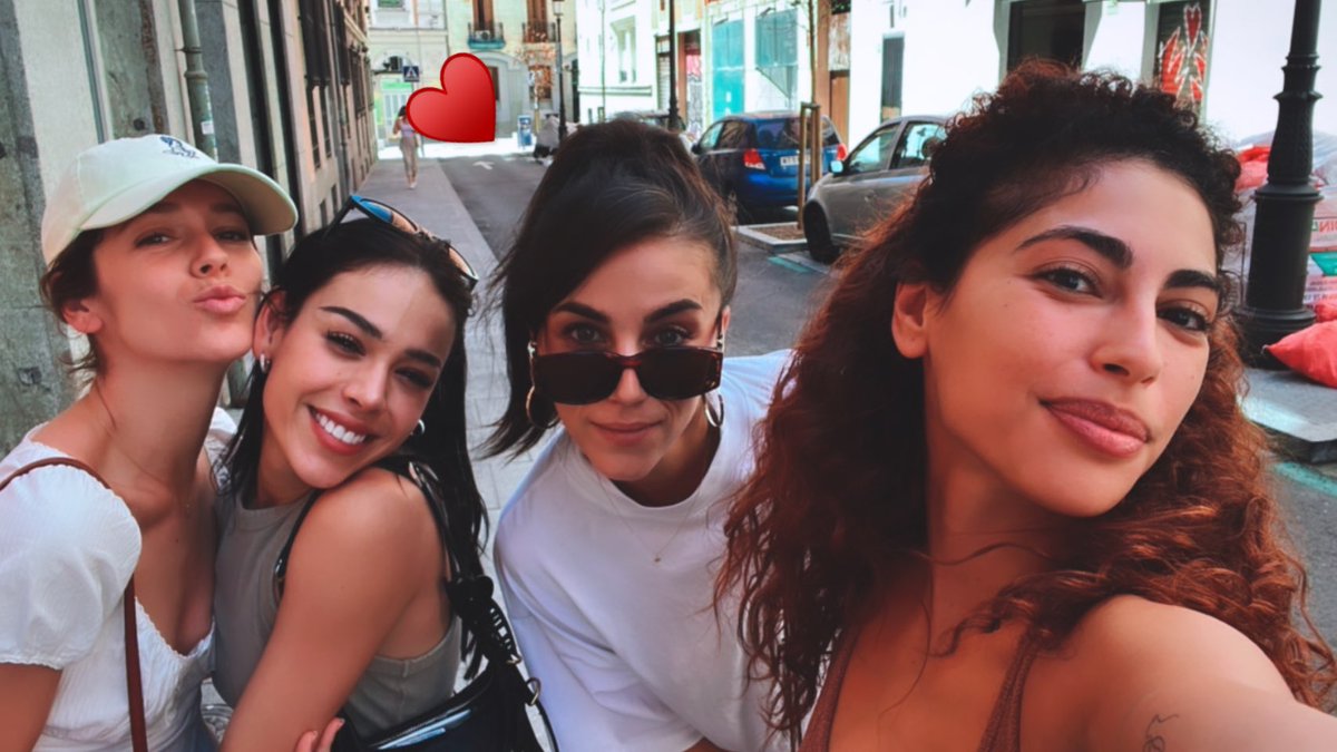 tracklist's tweet photo. Georgina Amorós, Danna Paola, Claudia Salas e Mina El Hammani, de "Elite", juntinhas ✨️ https://t.co/LqQ7fnzQC0