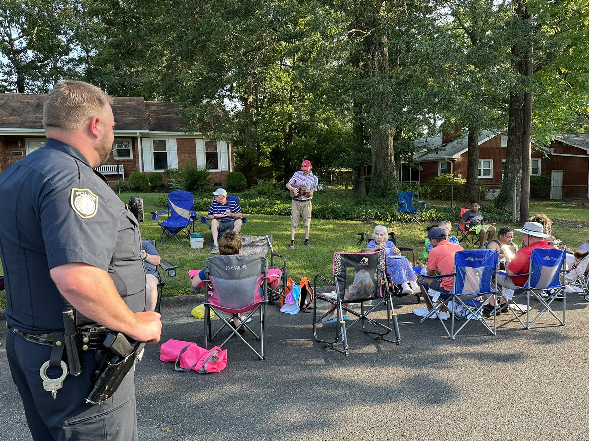 Rachel160A's tweet photo. .@BurlingtonNC does #nationalnightout like no other 💙 https://t.co/yoIFkWQD9h
