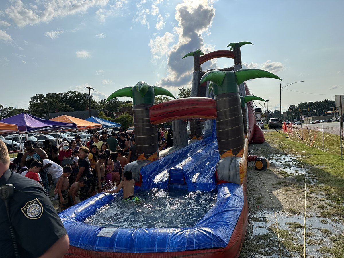 Rachel160A's tweet photo. .@BurlingtonNC does #nationalnightout like no other 💙 https://t.co/yoIFkWQD9h