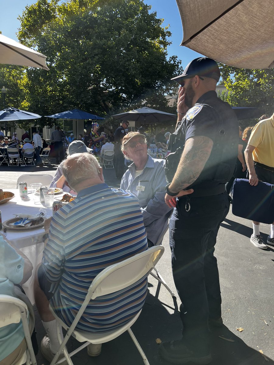 FairfieldPolice's tweet photo. Hello Paradise Valley Estates! #nno2023 #ffpd #NationalNightOut https://t.co/3RAREoPYRv