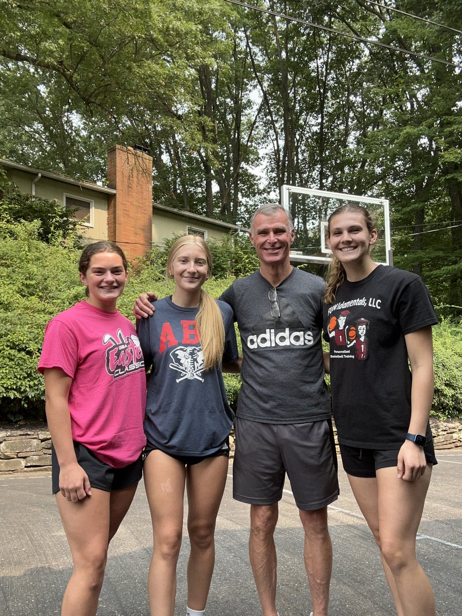 dribbles_FUN's tweet photo. Star Power! AM work with LCL 1st teamers present, past - @HeathGBB Caroline Robertson (‘23), @UticaRedskins Abby Dickson (‘22, ‘23), @BlueAcesBball Cate Schieber (‘20, ‘21, ‘22) [‘22 LCL POY]. PM with @wildcats_wbb Calli Geller, @UticaRedskins Emily Meyers. Fun! #AlwaysShotReady https://t.co/ayGB75OFbb