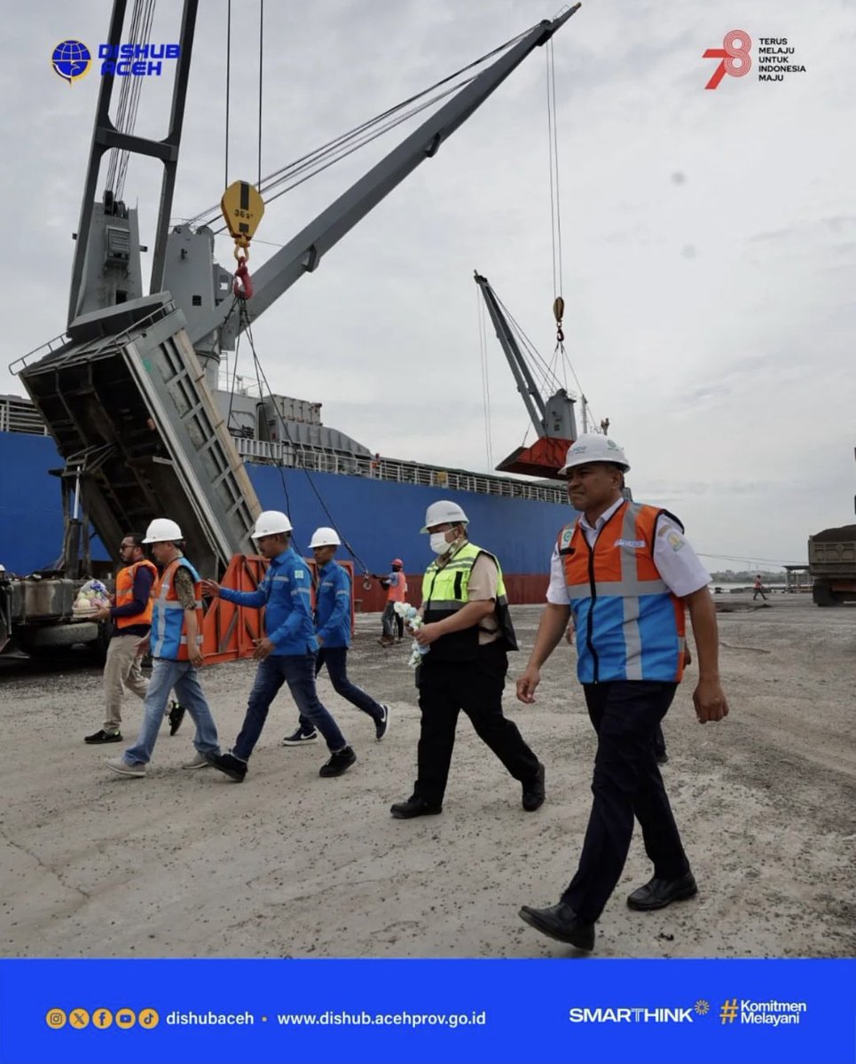 dishub_aceh's tweet photo. Kepala Dinas Perhubungan Aceh, Teuku Faisal menyaksikan secara langsung proses muat cangkang sawit dengan volume 10.000 ton ke kapal MV. Sun Brave di Pelabuhan Krueng Geukueh, Ace Utara, Selasa, 1 Agustus 2023. https://t.co/ENzw3FhSSQ