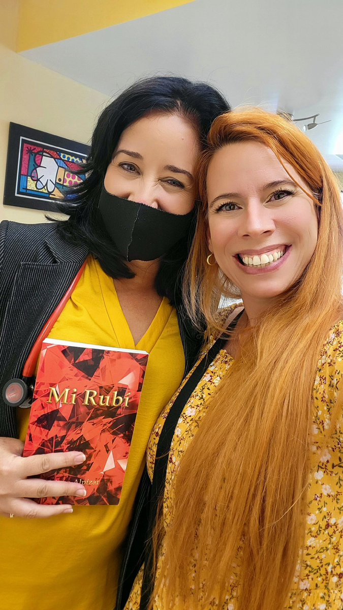 MiRubiLibro's tweet photo. ¡Qué bonito se siente firmar el libro de mi doctora!📖🖋

#booktok #miami #MiRubi #TuRubi #rubies #barnesandnoble 
#RebecaAlpizar #recomendaciónliteraria #librosrecomendados #amoraloslibros #kindleunlimited #Amazon #novela #historia #BookTwitter #libros #Rojo #Rubi #Leer https://t.co/O2IGalp8v2