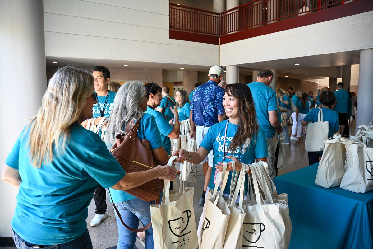 ScottsdaleUSD's tweet photo. We were especially thrilled to have @thomascmurray as our special guest speaker at this year's Back to School Rally. We can't wait to put his insights into action! #GoingBackToSchool #BackToSchoolRally #BecauseKids #OneTeam #Education #SUSD https://t.co/mMMHmvkUmx
