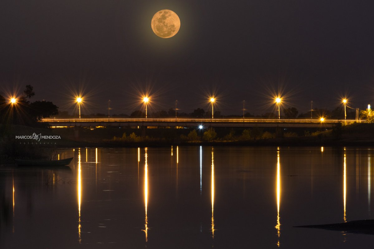 Les dejo esta postal 🤩. 
Luna llena de Esturión sobre el puente Ñeembucu, en la Auténtica Perla del Sur.
#LunaLlena 
#nikonphotography