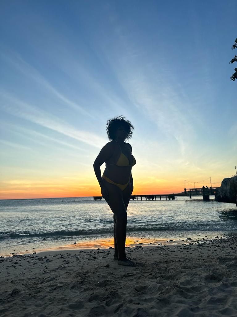 carlacristina_8's tweet photo. Férias...🏝️☀️
#curacao #caribe #ferias #feriasnocaribe #curacaocaribe #brunavainafé📺 #carlacristinacardosoatriz🎭 #tvglobo #vnfé #vainafé #soufuncionariadaarte🎭 #atriz #leonina #comediante #artista #avidaébela #serfelizéumaobrigaçãodiária https://t.co/X6H8ZUmkOA