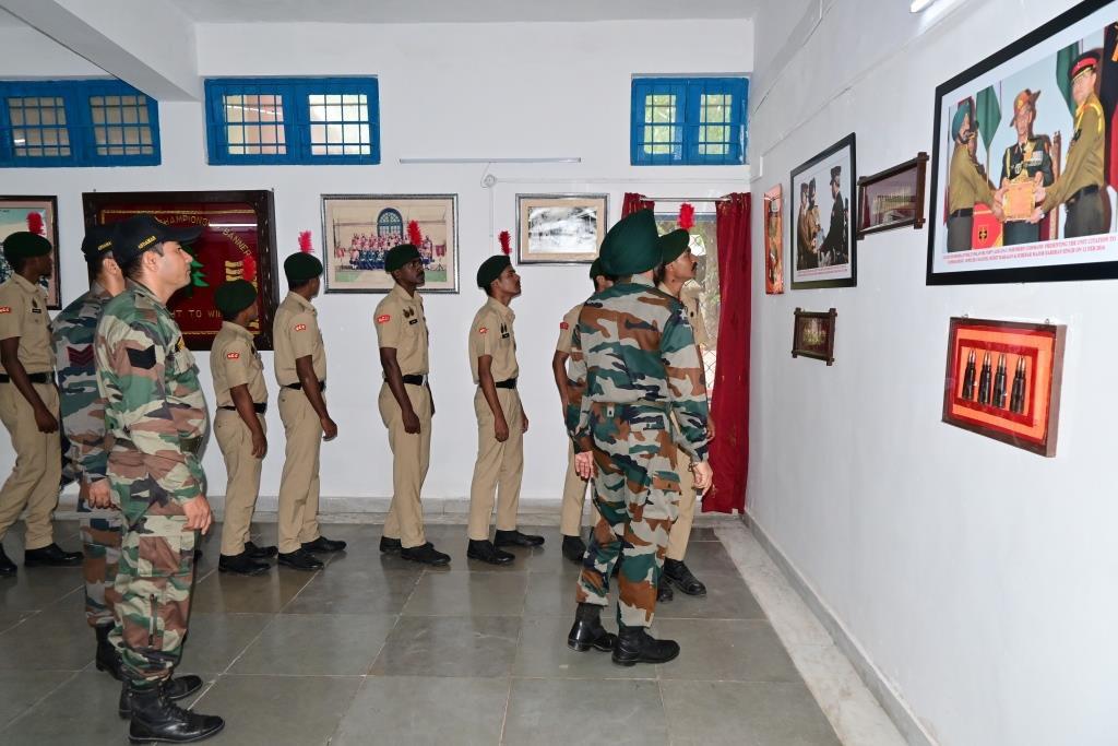AN_Command's tweet photo. 🇮🇳 Celebrating #AKAM at #ANC, the #ArmyComponent mentored #NCC cadets from #ArmyWing &amp; #NavyWing, to continue activities towards nation building. Inspiring Weapon &amp; Equipment Display &amp; visits to Army Institutions ignited their passion to join #IndianArmedForces.
#ANC https://t.co/HqWE2TV2pI