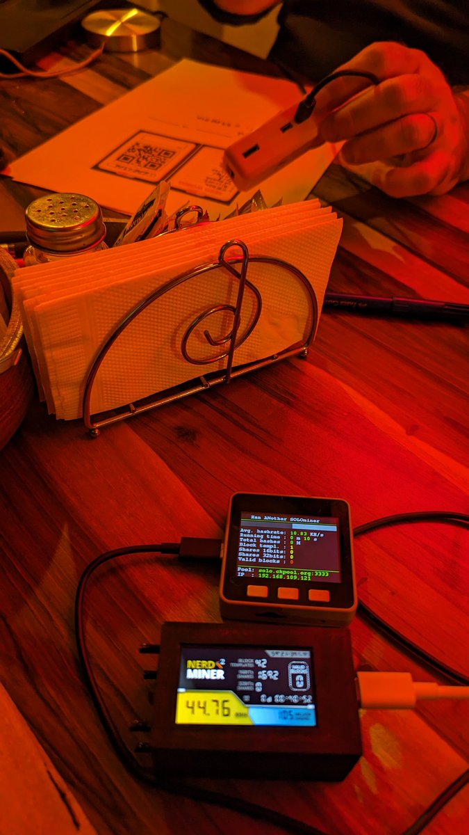 jotapetoshi's tweet photo. #bitcoin meet up viendo @SeedSigner  #NerdMiner y #HanANotherSoloMiner , que puede salir mal? @2140MEETUPS @SoloBitcoinInfo https://t.co/WKvOvjHbsN