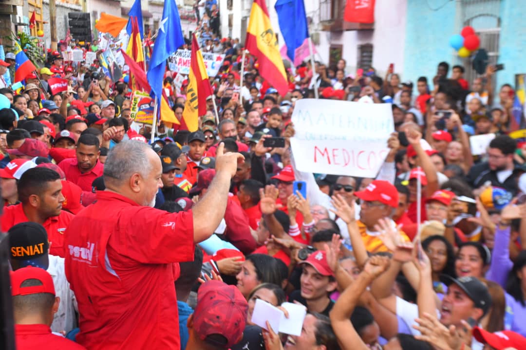 NicolasMaduro's tweet photo. ¡La parroquia San Juan de la ciudad de Caracas, se llenó de alegría! Mi gran abrazo a todas esas mujeres y hombres revolucionarios que han dicho sí a la construcción de la igualdad social, la prosperidad económica y el humanismo. Sé que cuento con ustedes para el presente y el futuro de grandeza. ¡Cuenten Conmigo!