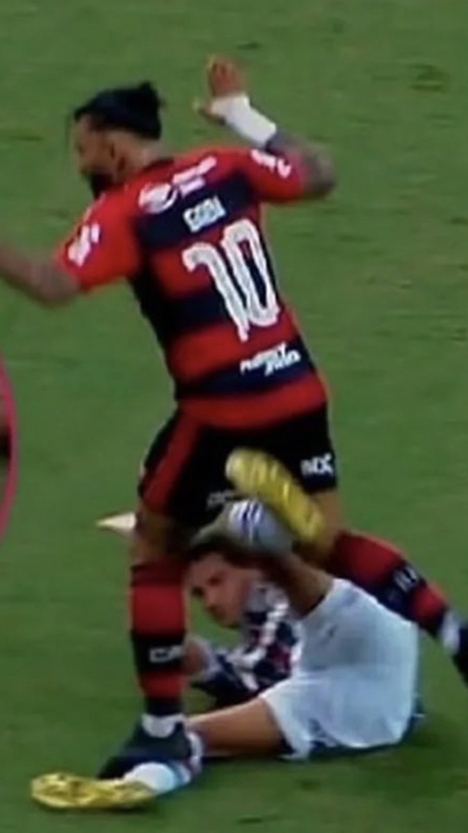 japa_mma's tweet photo. Lógica dos tricolores 

Vermelho + 5 jogos suspenso / Árbitro deveria só chamar atenção https://t.co/H2CxBDMH2A