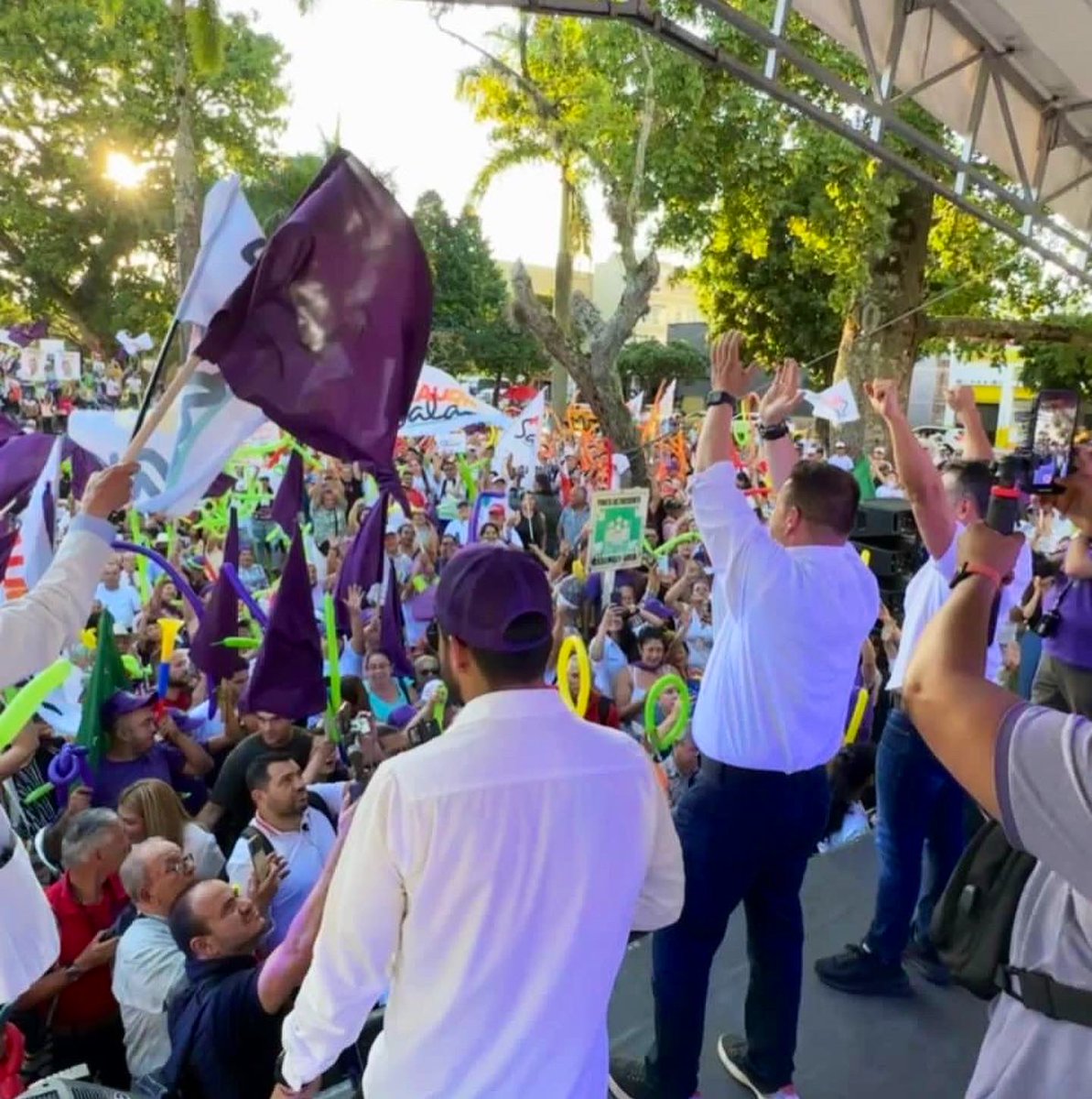 augustoreyes's tweet photo. Aunque llevo varias semanas de un lado a otro, hoy oficialmente inició como ya es una tradición en Poder & Poder, el tour de campaña que he bautizado en esta edición #TouRegiones. Una gira que me llevará a disfrutar de mi trabajo, conocer nuevos territorios, aprender de los equipos y producir ideas que inspiren a mis candidatas y candidatos para ojalá con el favor popular, encontrar la victoria.