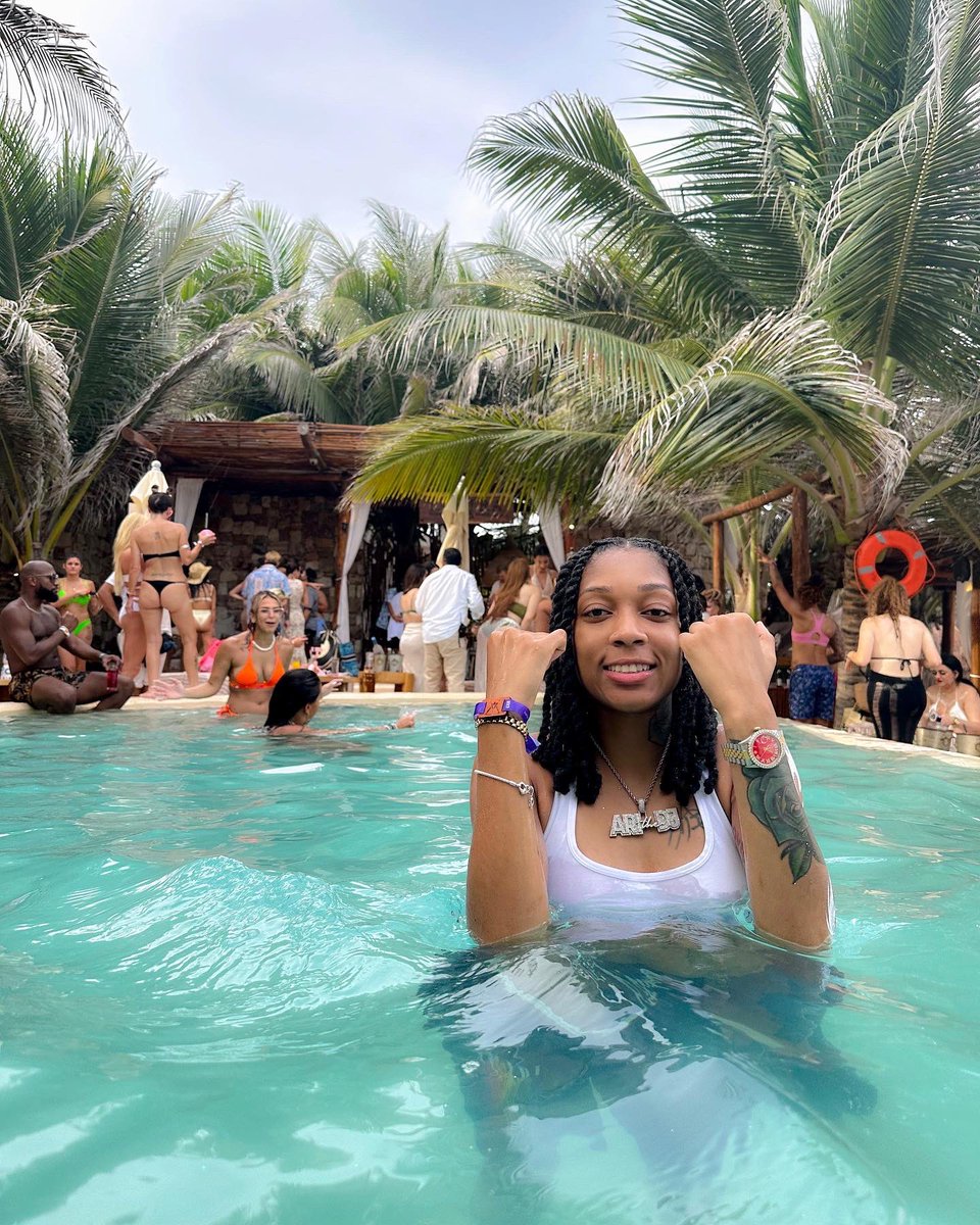 _AriTheDJ's tweet photo. living the life my opps want 🤭😎 https://t.co/LJZ1rJV37R