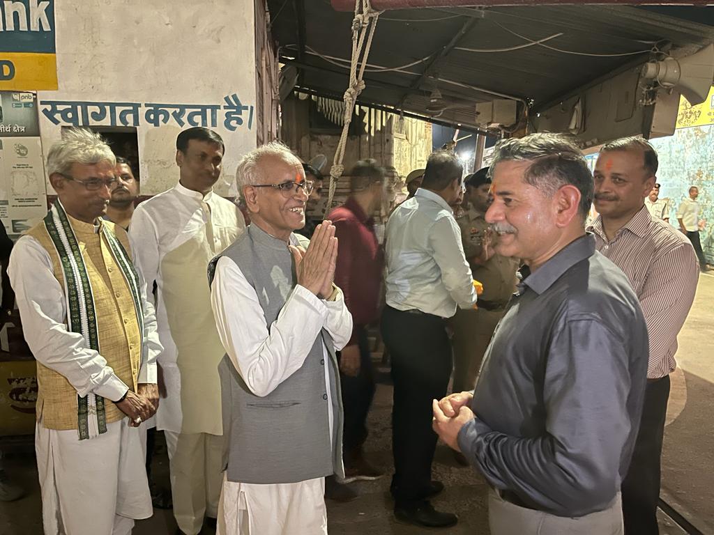 Bharatissue's tweet photo. भारत की उत्तरी कमान के जनरल ऑफ़िसर कमांडिंग, लेफ्टिनेंट जनरल श्री उपेन्द्र द्विवेदी जी ने श्री रामजन्मभूमि परिसर में भगवान श्री रामलला विराजमान के दर्शन किये| श्री द्विवेदी ने शप्रोजेक्ट डायरेक्टर के साथ चर्चा कर, मन्दिर निर्माण के विषय में जानकारी प्राप्त की। https://t.co/3Wrfiy9Pst