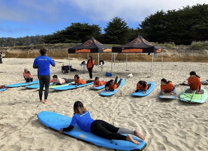 hmbbrewingco's tweet image. We’re extremely stoked to have partnered with @Alasdreams, @CitySurfProject and @Surfrider SM County to provide lunches to kids at last week’s summer camp! Full @ABC story here: abc7news.com/ayudando-latin…