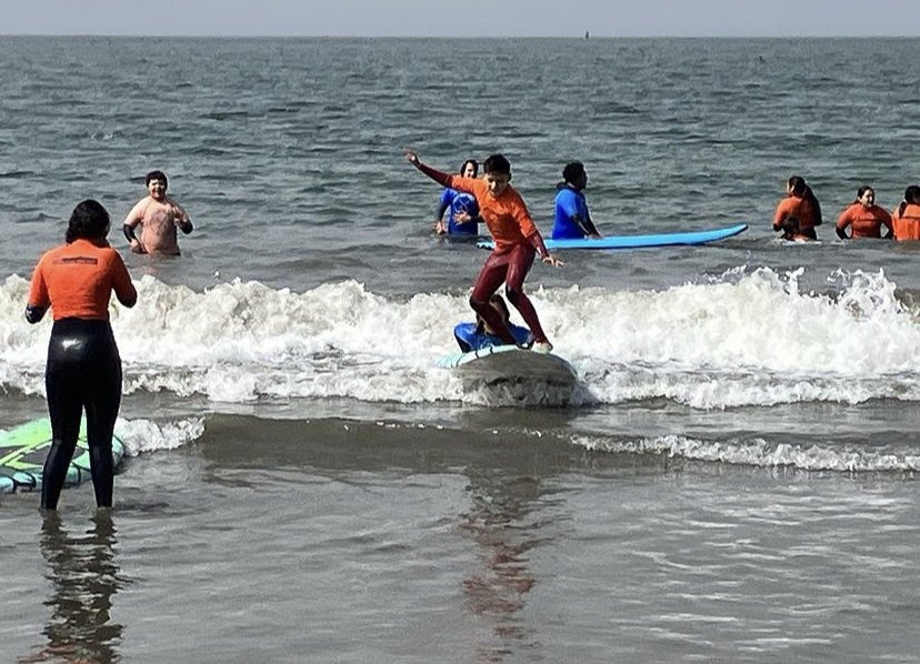 hmbbrewingco's tweet image. We’re extremely stoked to have partnered with @Alasdreams, @CitySurfProject and @Surfrider SM County to provide lunches to kids at last week’s summer camp! Full @ABC story here: abc7news.com/ayudando-latin…