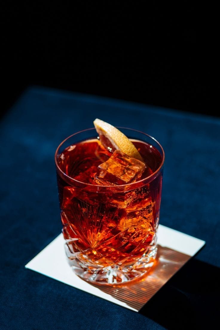lotusdrink's tweet photo. → @juofmeline

📝 1 pinot
📝 1 cabernet + sangue
📝 1 sex on the beach
📝 1 Negroni

📨: Para nosso sanguessuga favorito 😼 https://t.co/X9aMfgws1X