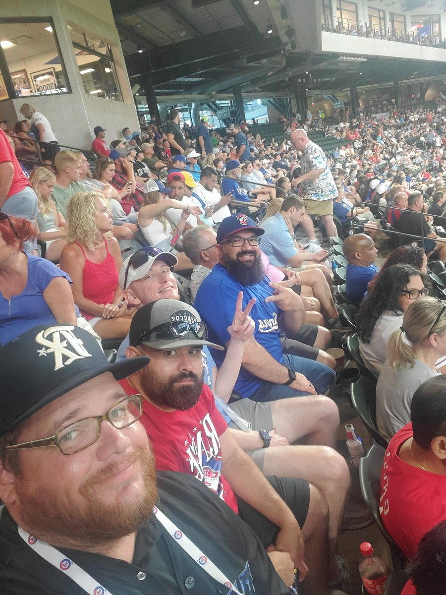 Bos602's tweet photo. #LFGRangers #globelife https://t.co/4nl9b40K2y