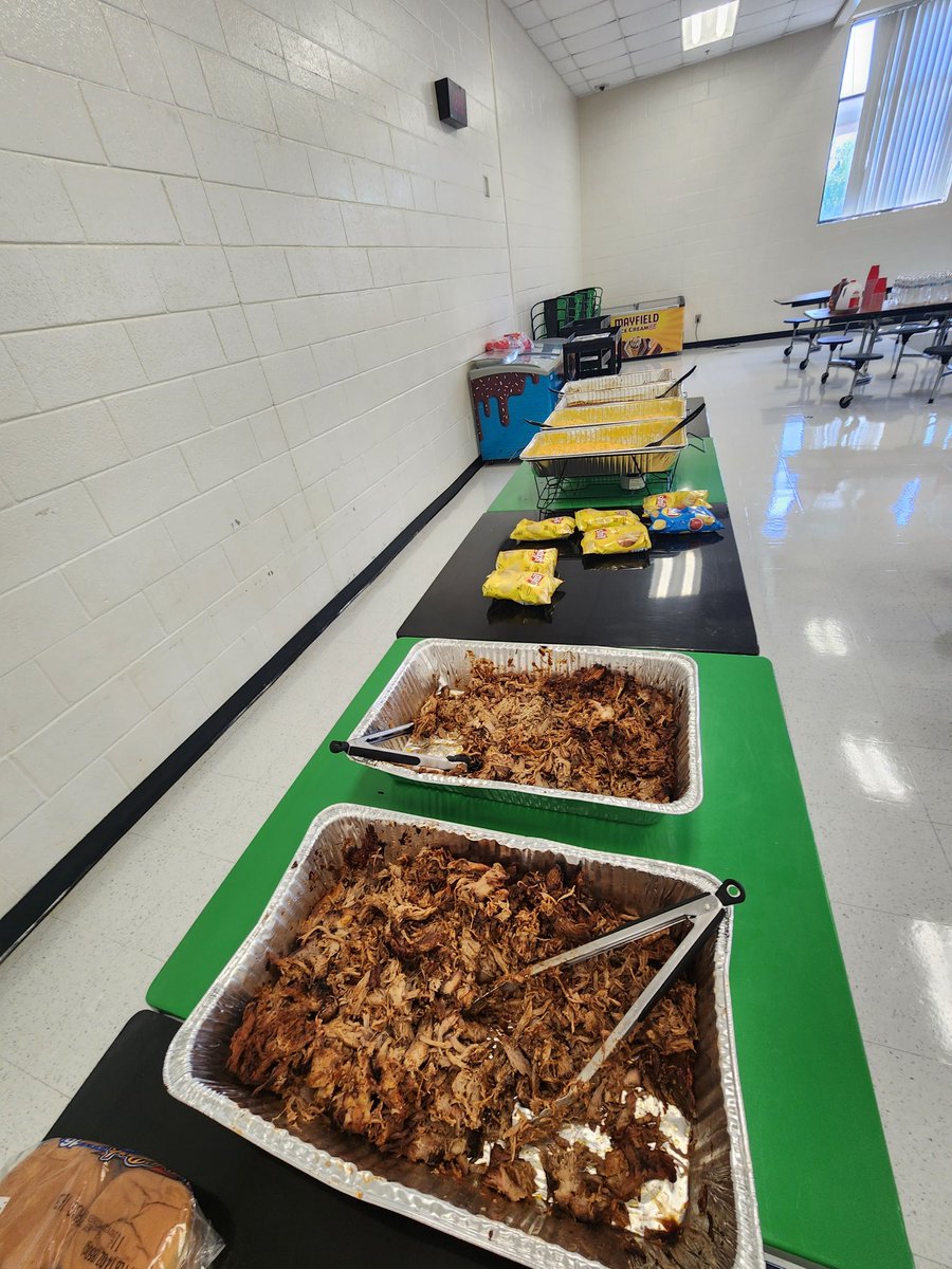 stacyrsalter's tweet photo. There is no better way to end the last day of pre-planning than to have @boyle_lindsay husband cook us a spread! Yummy!! @hfemiway Our belies and π are full and ready for the #BestFirstDayEverHCS #WinningForKids https://t.co/fYwWYVrOuv
