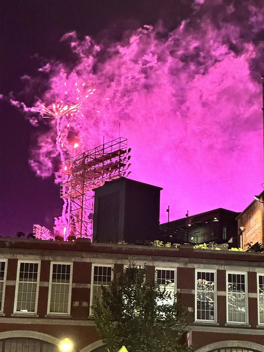 booksue's tweet photo. Thank you for the magical night in Boston @Pink! ✨ https://t.co/0iukgRoK45