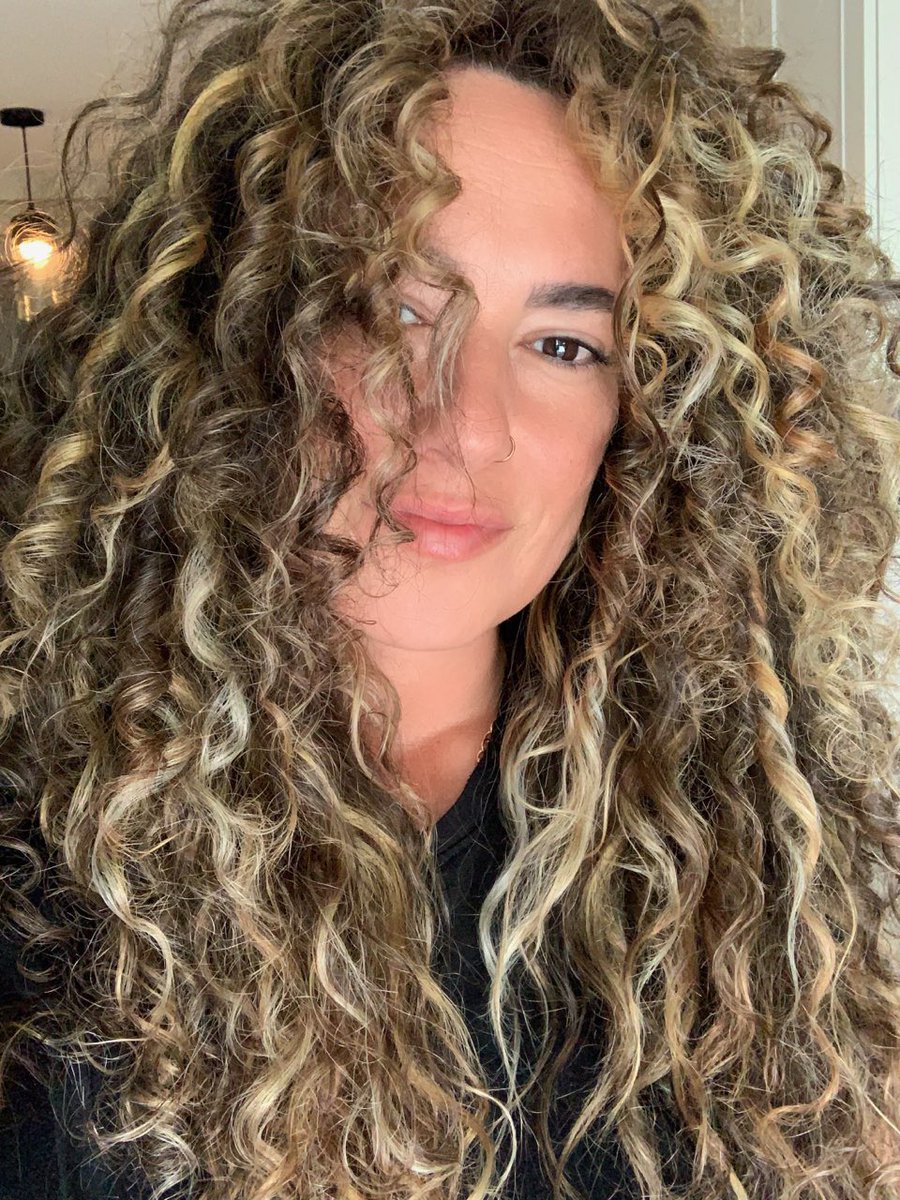 meddy305's tweet photo. "Say goodbye to dull hair and hello to luscious curls with expert balayage techniques from @meddy305! Get ready to shine like gold ✨ #hairgoals #curlyhair #expertstyling" https://t.co/3VxnpoF8zN