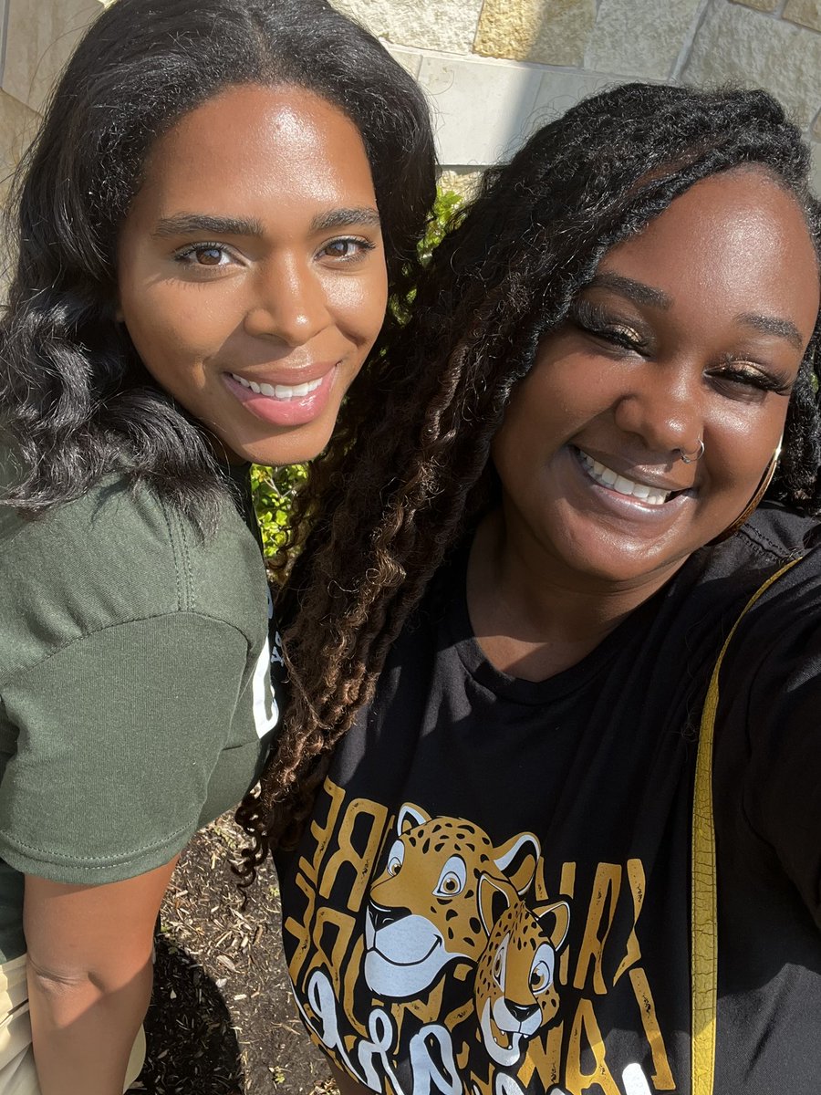 msjackson_LSE's tweet photo. So good to see my girl @MissHallART_NBE today at convocation!!! 🥰 I love how our paths have crossed once again! Welcome to @HumbleISD and have an amazing year! 😘 https://t.co/3XLCHynsh0