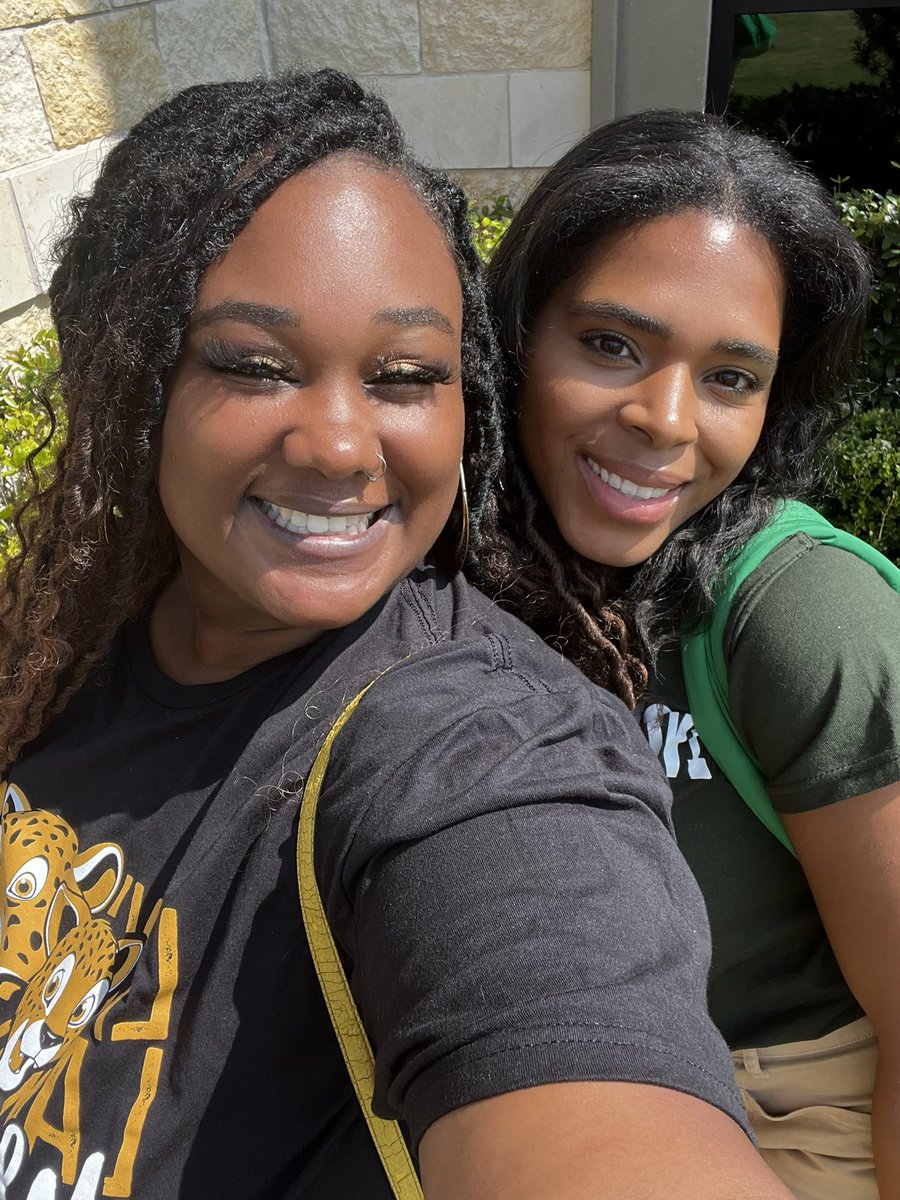 msjackson_LSE's tweet photo. So good to see my girl @MissHallART_NBE today at convocation!!! 🥰 I love how our paths have crossed once again! Welcome to @HumbleISD and have an amazing year! 😘 https://t.co/3XLCHynsh0