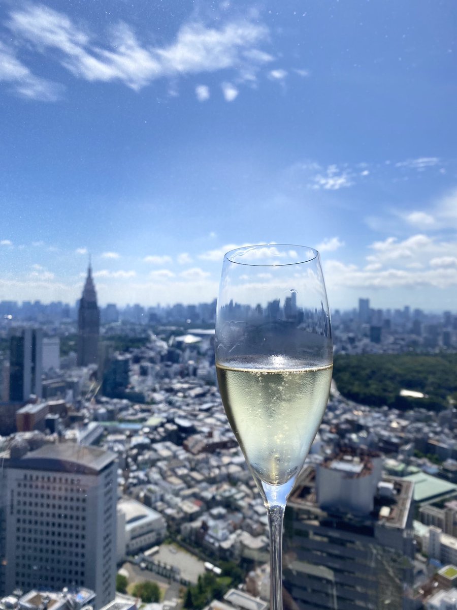 おはようございます。
夏休みには、ホテルで朝から冷えたシャンパンを楽しむのもおすすめです。今日も素敵な一日となりますように。